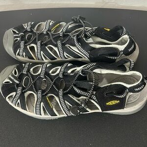 💕KEEN💕 water shoes/ 🩴 sandals size 10 black and grey. Pre loved condition.